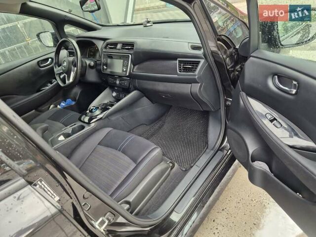 Черный Ниссан Лиф, объемом двигателя 0 л и пробегом 100 тыс. км за 12000 $, фото 5 на Automoto.ua