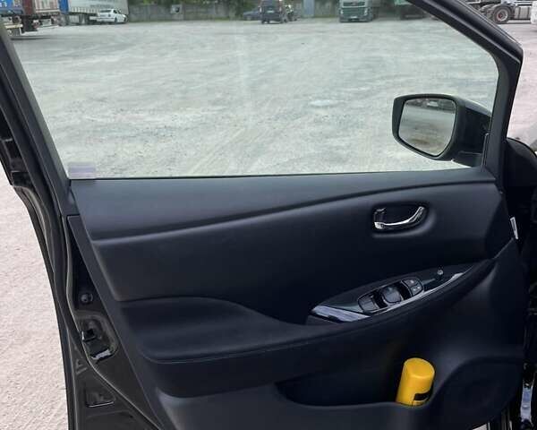 Черный Ниссан Лиф, объемом двигателя 0 л и пробегом 105 тыс. км за 12200 $, фото 8 на Automoto.ua