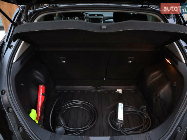 Черный Ниссан Лиф, объемом двигателя 0 л и пробегом 137 тыс. км за 12500 $, фото 9 на Automoto.ua