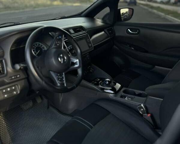 Черный Ниссан Лиф, объемом двигателя 0 л и пробегом 127 тыс. км за 14000 $, фото 7 на Automoto.ua