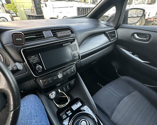 Чорний Ніссан Ліф, об'ємом двигуна 0 л та пробігом 67 тис. км за 13100 $, фото 3 на Automoto.ua