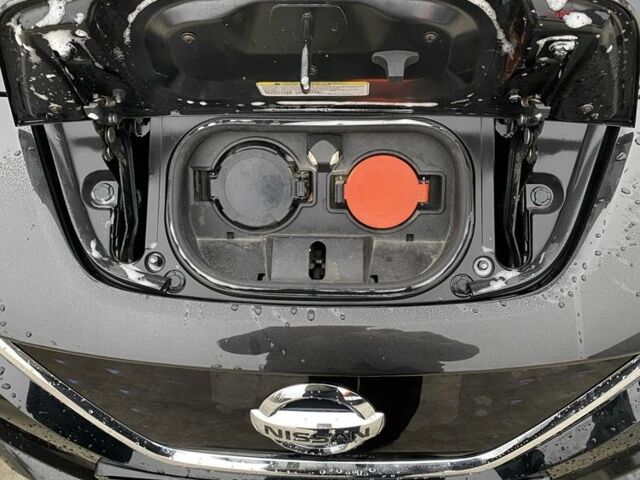 Черный Ниссан Лиф, объемом двигателя 0 л и пробегом 112 тыс. км за 11750 $, фото 11 на Automoto.ua