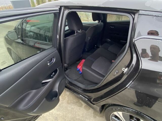 Черный Ниссан Лиф, объемом двигателя 0 л и пробегом 112 тыс. км за 11750 $, фото 7 на Automoto.ua