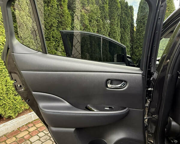 Черный Ниссан Лиф, объемом двигателя 0 л и пробегом 145 тыс. км за 11999 $, фото 51 на Automoto.ua