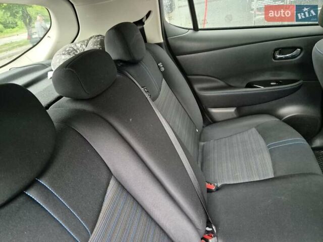 Черный Ниссан Лиф, объемом двигателя 0 л и пробегом 100 тыс. км за 12000 $, фото 7 на Automoto.ua