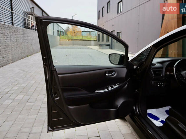 Черный Ниссан Лиф, объемом двигателя 0 л и пробегом 137 тыс. км за 12500 $, фото 17 на Automoto.ua