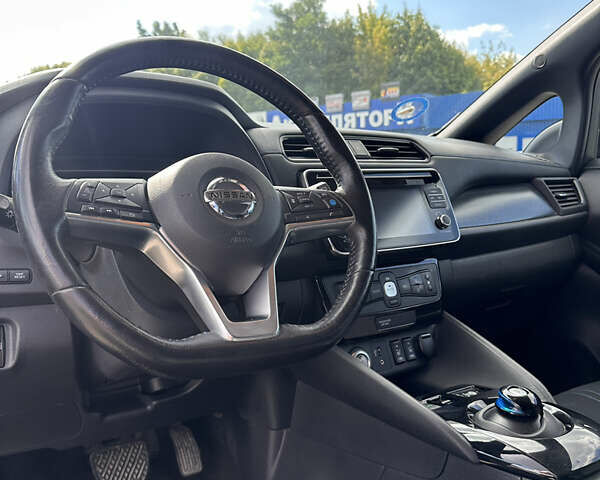 Чорний Ніссан Ліф, об'ємом двигуна 0 л та пробігом 111 тис. км за 12850 $, фото 16 на Automoto.ua