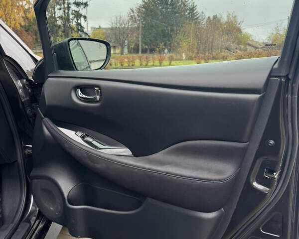 Черный Ниссан Лиф, объемом двигателя 0 л и пробегом 154 тыс. км за 10700 $, фото 11 на Automoto.ua