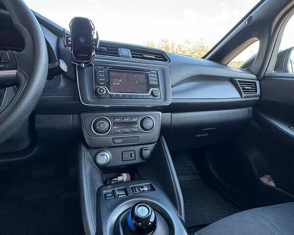 Черный Ниссан Лиф, объемом двигателя 0 л и пробегом 87 тыс. км за 15200 $, фото 6 на Automoto.ua