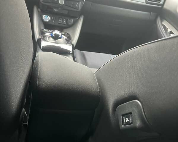 Черный Ниссан Лиф, объемом двигателя 0 л и пробегом 120 тыс. км за 11900 $, фото 32 на Automoto.ua