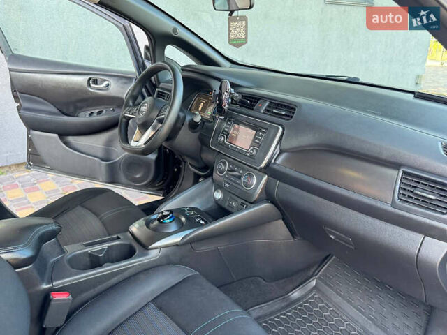 Черный Ниссан Лиф, объемом двигателя 0 л и пробегом 87 тыс. км за 15200 $, фото 4 на Automoto.ua