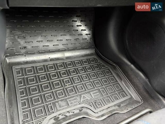 Чорний Ніссан Ліф, об'ємом двигуна 0 л та пробігом 148 тис. км за 12600 $, фото 19 на Automoto.ua