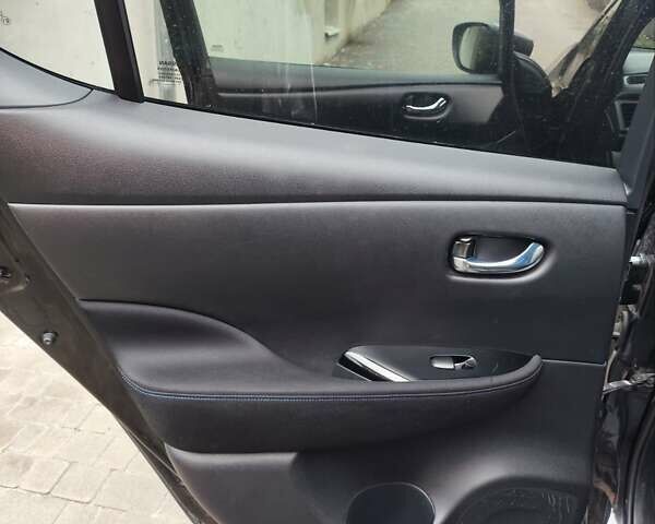 Черный Ниссан Лиф, объемом двигателя 0 л и пробегом 160 тыс. км за 12300 $, фото 16 на Automoto.ua