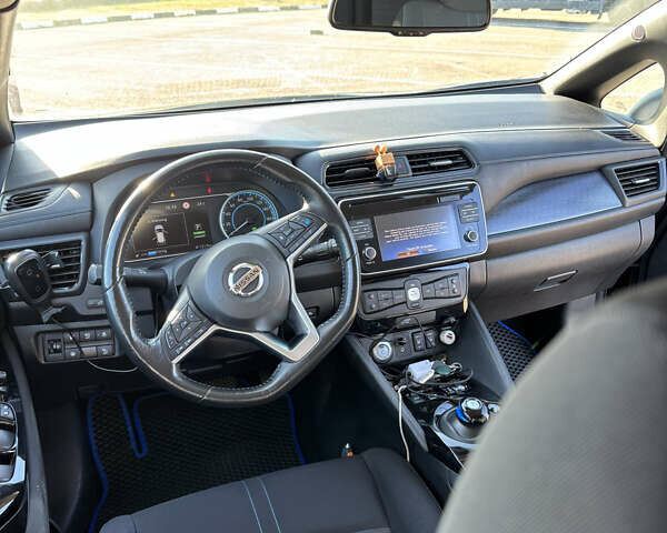 Черный Ниссан Лиф, объемом двигателя 0 л и пробегом 123 тыс. км за 12100 $, фото 12 на Automoto.ua