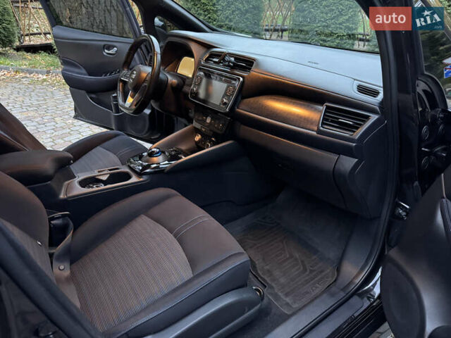 Черный Ниссан Лиф, объемом двигателя 0 л и пробегом 128 тыс. км за 12500 $, фото 18 на Automoto.ua