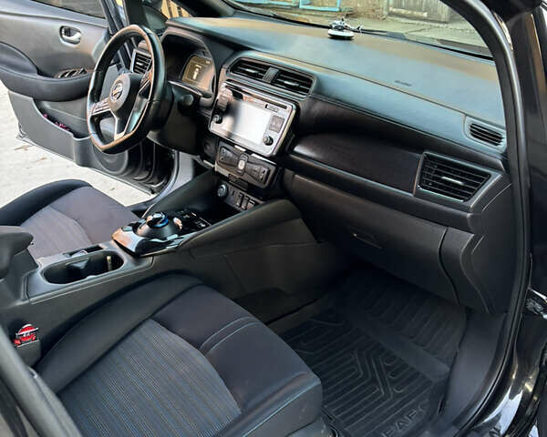 Черный Ниссан Лиф, объемом двигателя 0 л и пробегом 137 тыс. км за 11999 $, фото 16 на Automoto.ua