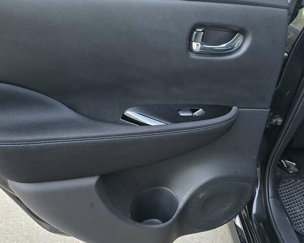 Черный Ниссан Лиф, объемом двигателя 0 л и пробегом 190 тыс. км за 12500 $, фото 17 на Automoto.ua