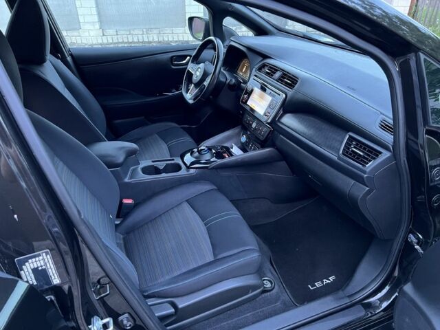 Черный Ниссан Лиф, объемом двигателя 0 л и пробегом 63 тыс. км за 12999 $, фото 19 на Automoto.ua