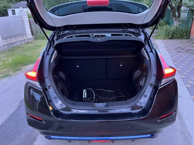 Черный Ниссан Лиф, объемом двигателя 0 л и пробегом 63 тыс. км за 12999 $, фото 21 на Automoto.ua