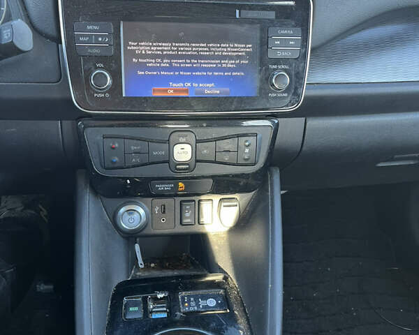 Черный Ниссан Лиф, объемом двигателя 0 л и пробегом 234 тыс. км за 11000 $, фото 10 на Automoto.ua