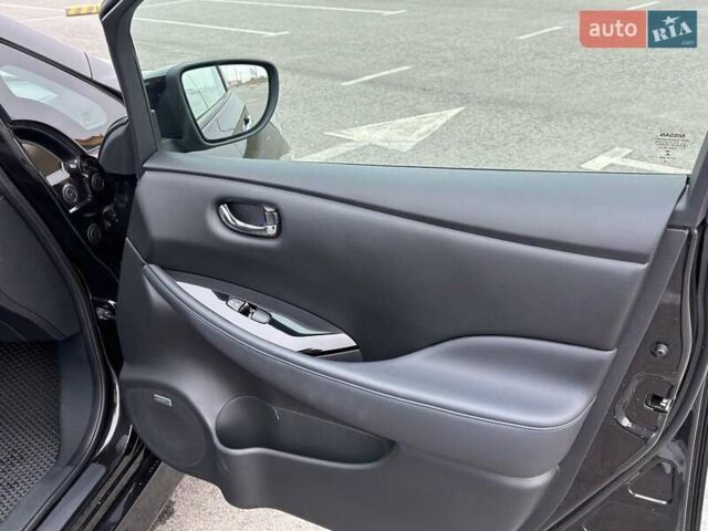 Черный Ниссан Лиф, объемом двигателя 0 л и пробегом 92 тыс. км за 13100 $, фото 24 на Automoto.ua