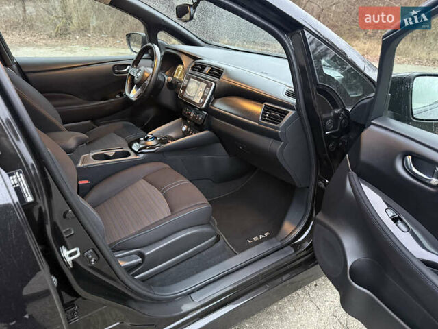 Черный Ниссан Лиф, объемом двигателя 0 л и пробегом 95 тыс. км за 16999 $, фото 44 на Automoto.ua