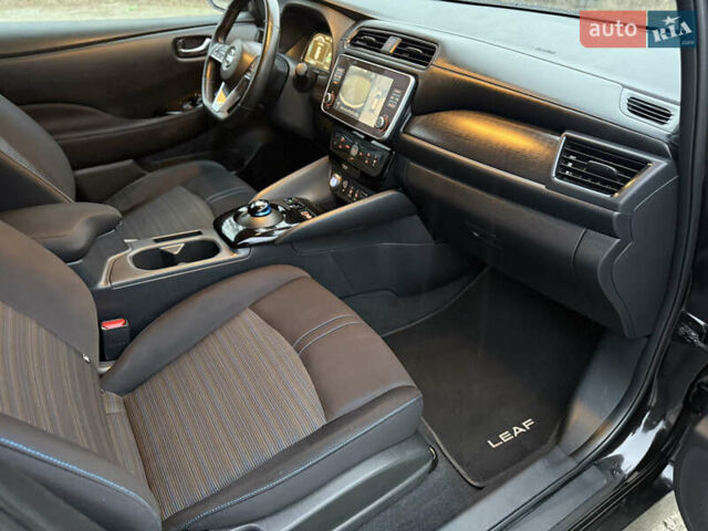 Черный Ниссан Лиф, объемом двигателя 0 л и пробегом 95 тыс. км за 16999 $, фото 45 на Automoto.ua