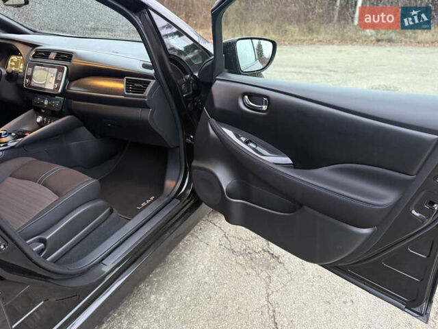 Черный Ниссан Лиф, объемом двигателя 0 л и пробегом 95 тыс. км за 16999 $, фото 46 на Automoto.ua