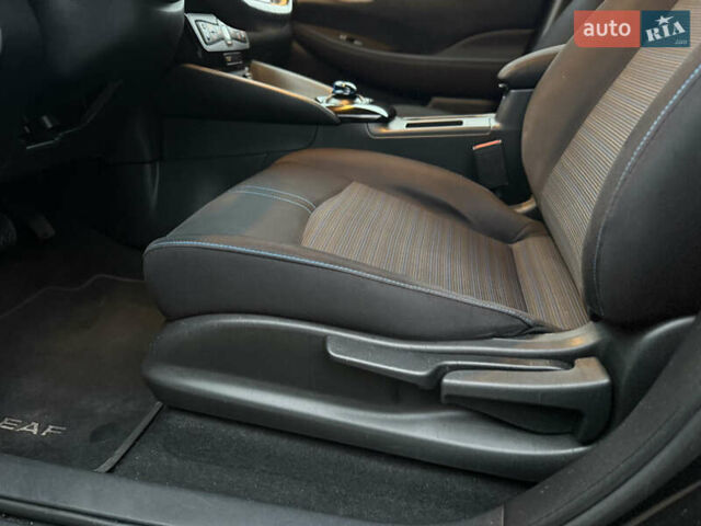 Черный Ниссан Лиф, объемом двигателя 0 л и пробегом 95 тыс. км за 16999 $, фото 48 на Automoto.ua