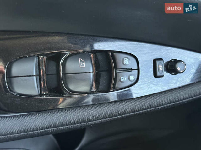 Черный Ниссан Лиф, объемом двигателя 0 л и пробегом 37 тыс. км за 13999 $, фото 22 на Automoto.ua