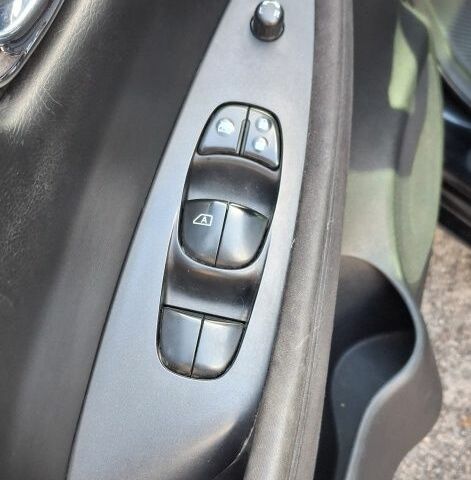 Черный Ниссан Лиф, объемом двигателя 0 л и пробегом 156 тыс. км за 8000 $, фото 11 на Automoto.ua