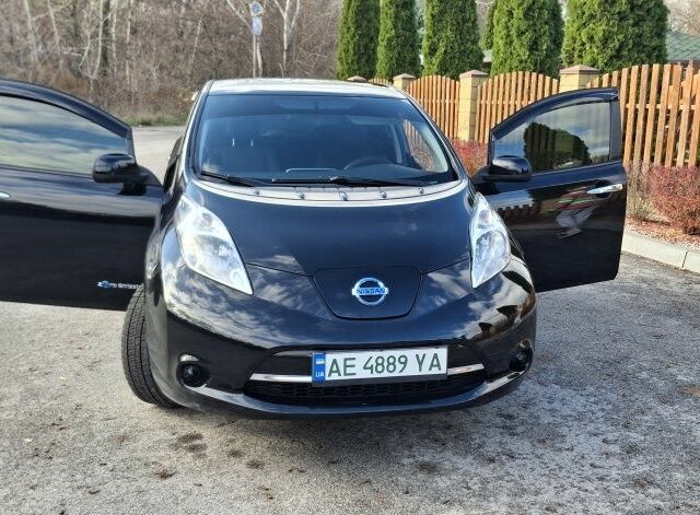 Черный Ниссан Лиф, объемом двигателя 0 л и пробегом 156 тыс. км за 8000 $, фото 16 на Automoto.ua