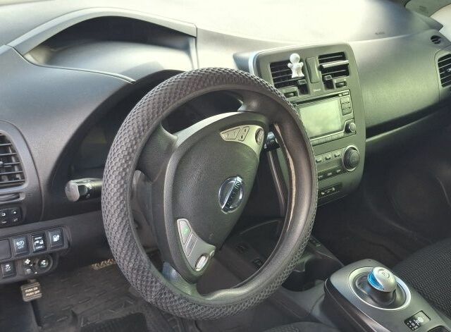 Черный Ниссан Лиф, объемом двигателя 0 л и пробегом 156 тыс. км за 8000 $, фото 13 на Automoto.ua