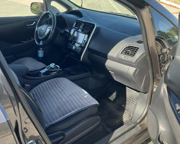 Коричневый Ниссан Лиф, объемом двигателя 0 л и пробегом 72 тыс. км за 9300 $, фото 7 на Automoto.ua