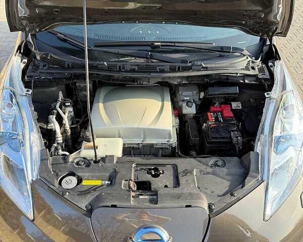 Коричневый Ниссан Лиф, объемом двигателя 0 л и пробегом 102 тыс. км за 8000 $, фото 4 на Automoto.ua