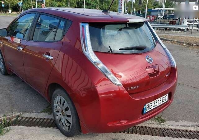Красный Ниссан Лиф, объемом двигателя 0 л и пробегом 118 тыс. км за 5999 $, фото 3 на Automoto.ua