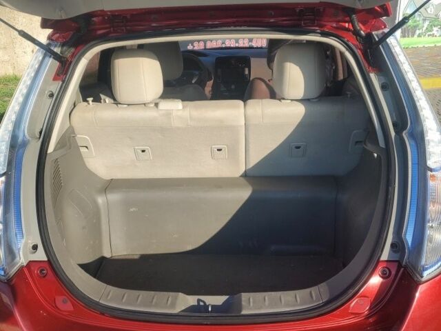 Красный Ниссан Лиф, объемом двигателя 0 л и пробегом 125 тыс. км за 5323 $, фото 4 на Automoto.ua