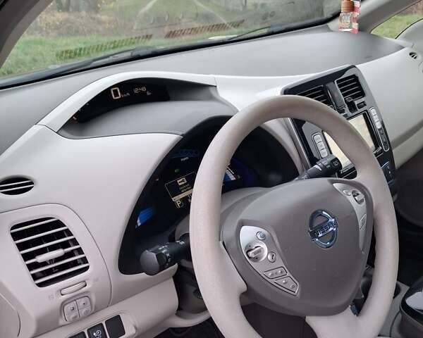 Красный Ниссан Лиф, объемом двигателя 0 л и пробегом 111 тыс. км за 4900 $, фото 2 на Automoto.ua