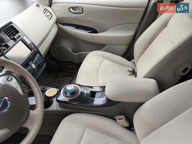 Ниссан Лиф 2011 в Прилуках на Automoto.ua Красный Ниссан Лиф, объемом двигателя 0 л и пробегом 135 тыс. км за 4300 $, фото 4 на Automoto.ua