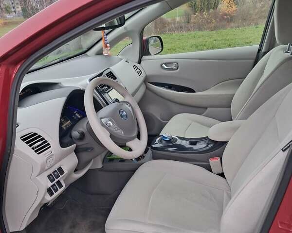 Красный Ниссан Лиф, объемом двигателя 0 л и пробегом 111 тыс. км за 4900 $, фото 6 на Automoto.ua