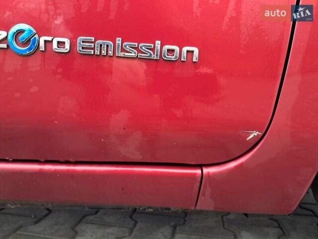 Красный Ниссан Лиф, объемом двигателя 0 л и пробегом 129 тыс. км за 4800 $, фото 6 на Automoto.ua