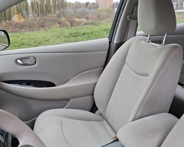 Красный Ниссан Лиф, объемом двигателя 0 л и пробегом 111 тыс. км за 4900 $, фото 5 на Automoto.ua