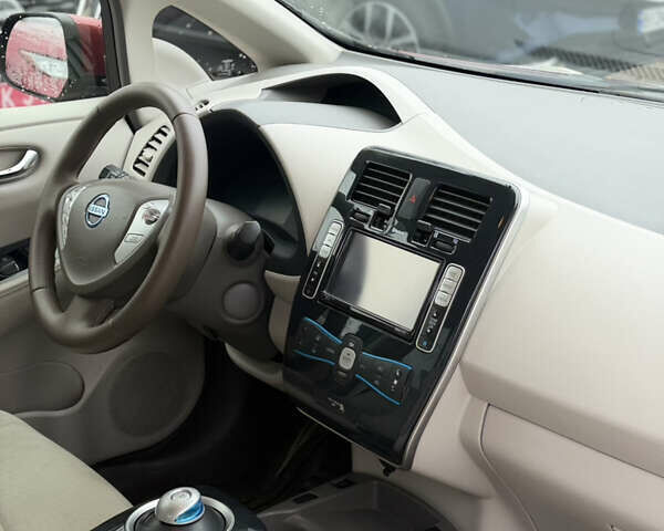 Красный Ниссан Лиф, объемом двигателя 0 л и пробегом 141 тыс. км за 4800 $, фото 36 на Automoto.ua