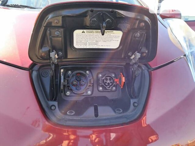 Красный Ниссан Лиф, объемом двигателя 0 л и пробегом 99 тыс. км за 6500 $, фото 10 на Automoto.ua