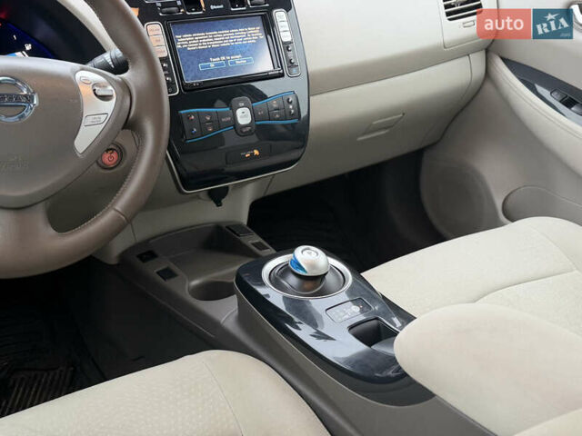 Красный Ниссан Лиф, объемом двигателя 0 л и пробегом 141 тыс. км за 4800 $, фото 19 на Automoto.ua