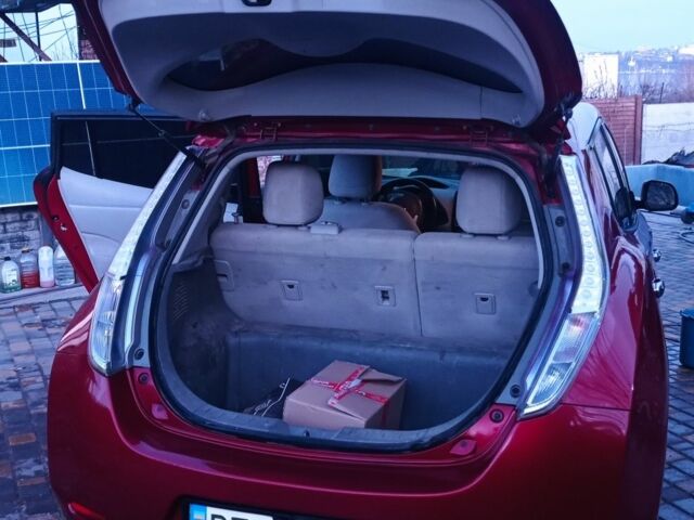 Красный Ниссан Лиф, объемом двигателя 0 л и пробегом 235 тыс. км за 5150 $, фото 4 на Automoto.ua