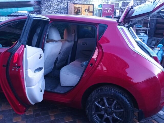 Красный Ниссан Лиф, объемом двигателя 0 л и пробегом 235 тыс. км за 5150 $, фото 3 на Automoto.ua