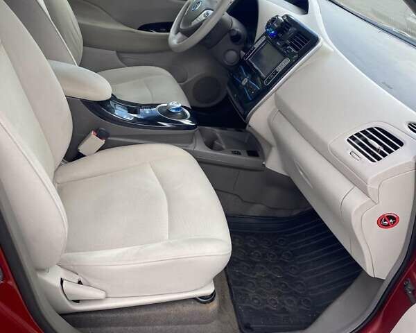 Красный Ниссан Лиф, объемом двигателя 0 л и пробегом 138 тыс. км за 4500 $, фото 13 на Automoto.ua