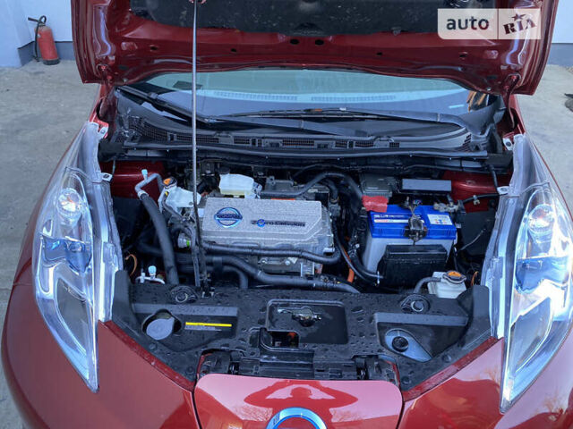 Красный Ниссан Лиф, объемом двигателя 0 л и пробегом 137 тыс. км за 6450 $, фото 12 на Automoto.ua