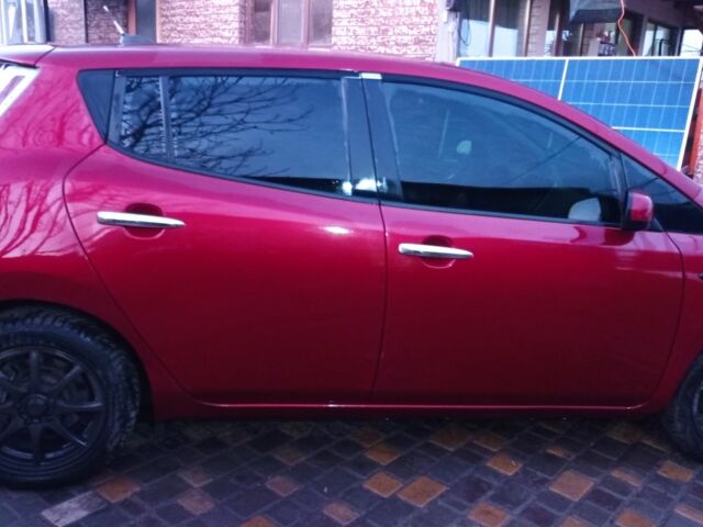 Красный Ниссан Лиф, объемом двигателя 0 л и пробегом 235 тыс. км за 5150 $, фото 1 на Automoto.ua